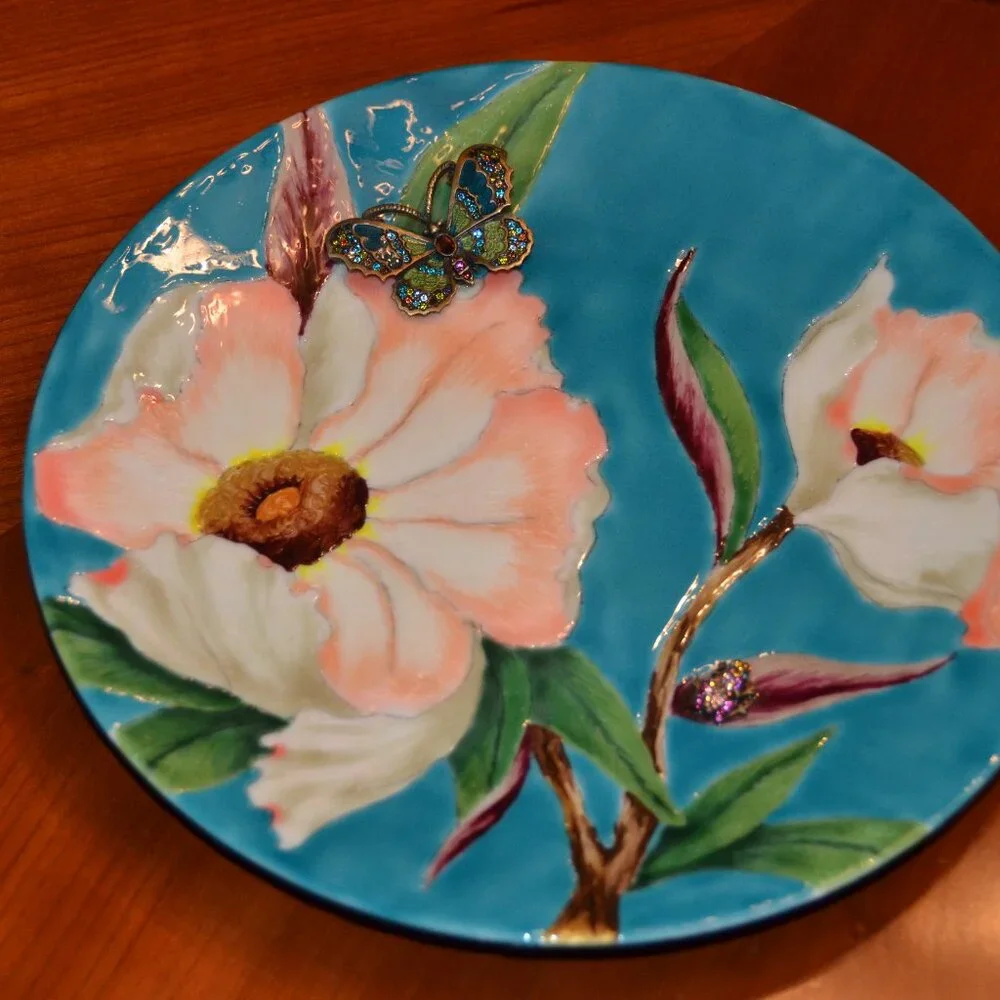 RARE LIMITED EDITION SIGNED JAY STRONGWATER MAGNOLIA FLOWER BUTTERFLY FROG PLATE